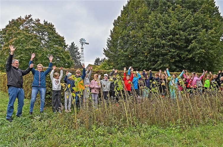 Geschafft! Markus Hof, Bürgermeister der Verbandsgemeinde Westerburg, und Ortsbürgermeisterin Gisela Benten freuen sich mit den Kindern der dritten und vierten Klasse der Brüder-Grimm-Schule Guckheim darüber, dass der Blühstreifen in Weltersburg die erforderliche Länge bei weitem überschreitet. Damit ist Weltersburg Kräuterwind-Kommune! Fotos:Kräuterwind.Welt/Uwe Schmalenbach 
