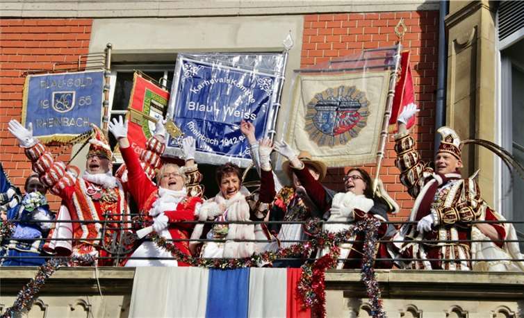 Geschafft! Nach erbitterten Widerstand ist das Rathaus für drei Tage in der Macht der Narren.