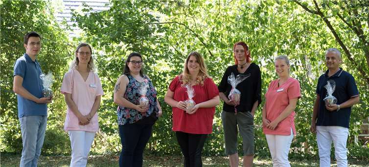 Geschafft - Prüfung bestanden! Die Prüflinge erhielten eine kleine Aufmerksamkeit. Foto: Foto Flück