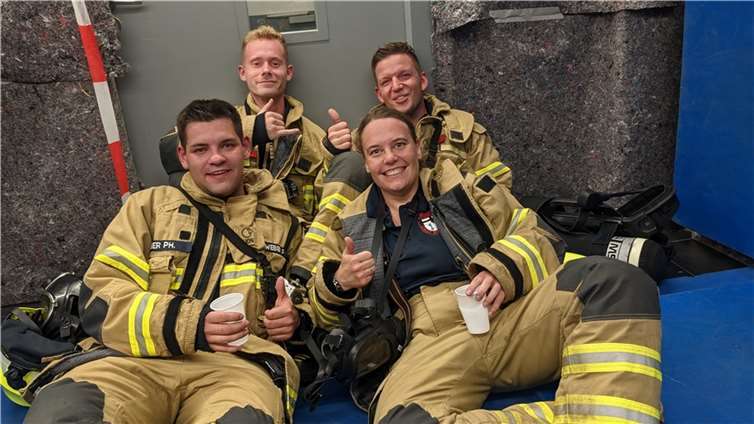 Geschafft, aber glücklich sind die beiden Teams der Rheinbacher Feuerwehr nach 39 Etagen im Ziel.  Foto: privat