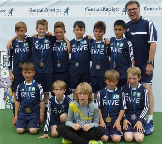 Geschafft und ein bisschen enttäuscht. Die E 1 Junioren des 1. FC Rheinbach nach der Zwischenrunde des Turniers.