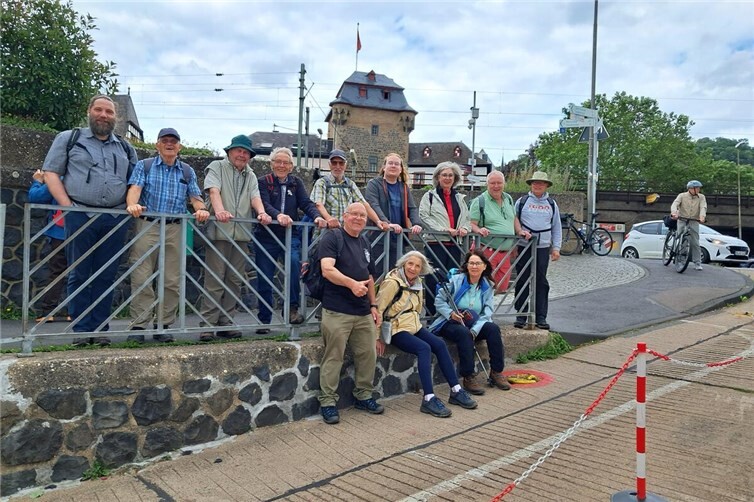 Geschafft und in bester Laune - TuS Ahrweiler Wandergruppe mit Wanderführer Franz Gemke (r.)