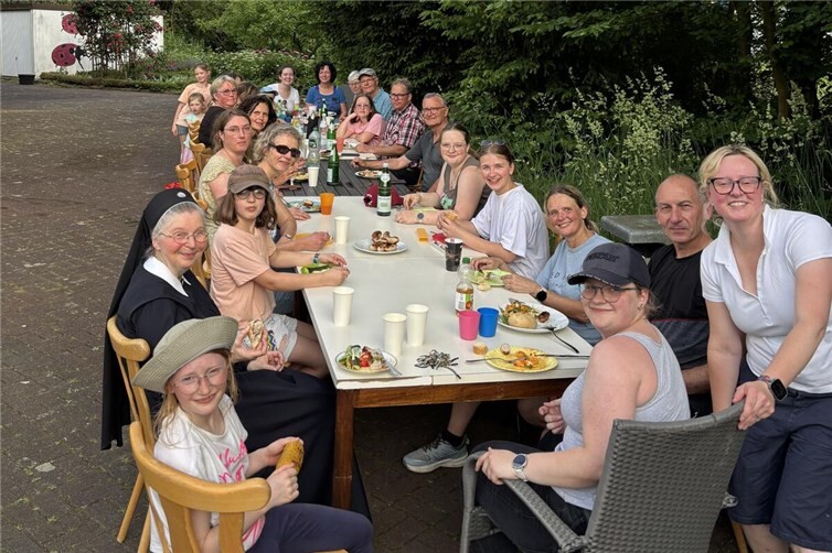 Geschafft von der Arbeit, aber mit sehr viel Freude über das tolle Ergebnis gab es zum Ausklang noch einen gemütlichen Grillabend auf dem Schulhof.