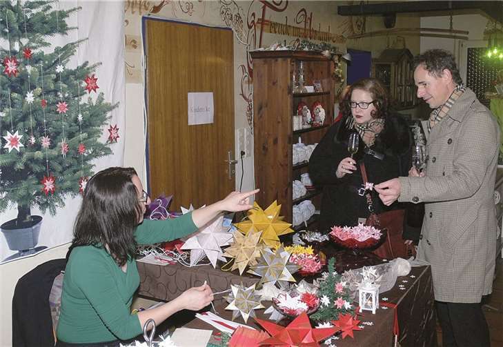 Geschenkangebote und Gaumenfreuden lockten zum Weihnachtsmarkt vom Weingut Göbel-Schleyer.TE
