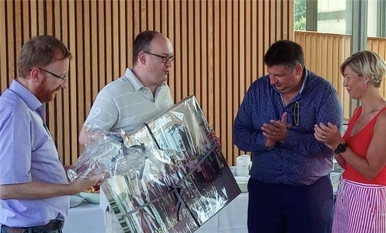 Gelebte Partnerschaft Geschenke erhalten die Freundschaft: 1. Ortsbeigeordneter Mario Zender überreichte ein Bild an Bürgermeisterin Inge Lenseclaes und den Beigeordneten Peter Van den Berge. Ganz links: Bruttig-Fankels Ortsbürgermeister Rainer Welches.