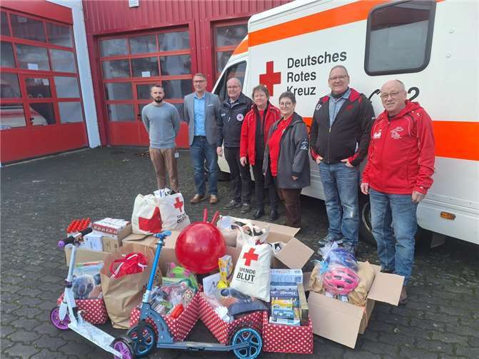 Jugendrotkreuz Klotten wieder als Weihnachtsengel aktiv Geschenke für die Frauen und Kinder sowie für die Betreuerinnen wurden an die DRK Kreisgeschäftsstelle Bitburg-Prüm übergeben. Foto: privat