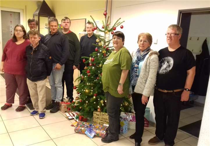 Geschenke für die Mieter des betreuten Wohnens hatten die Mitglieder von „tonART“ vorbereitet. privat