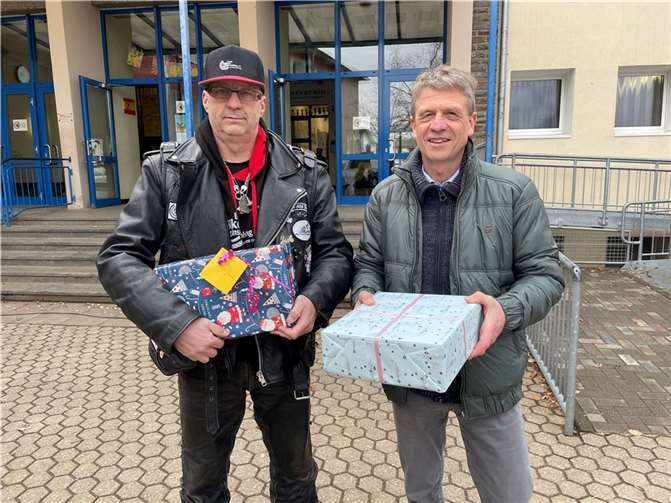 Geschenkeaustausch auf dem Schulhof: Jürgen Weber und Klaus Mührel. Foto:ROB