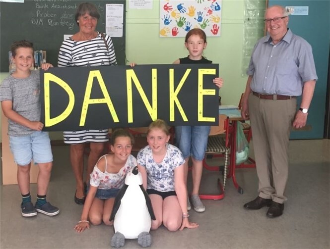 Geschenkübergabe der 4B mit Frau Schubert und Herrn Ullmann von den Lions.privat