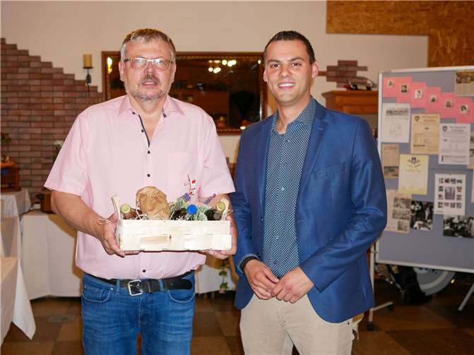 Geschenkübergabe des Ortsbürgermeisters Florian Heyden an Elmar Zimmer