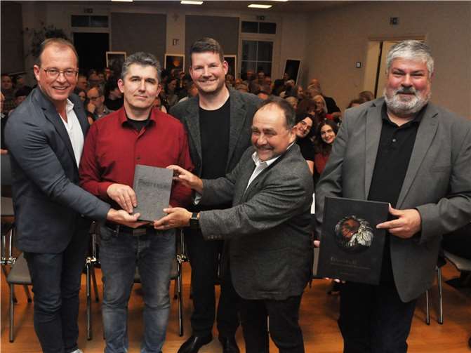 Geschenkübergabe des steinernen Buches „Finsterlay“ (v.l.) Jörg Lempertz (VG-Bürgermeister Mendig), Olaf Kaul, Marc Hennerici, Alfred Schomisch (VG-Bürgermeister Vordereifel) und der Beigeordnete der Stadt Mendig Achim Grün.  Fotos: BS