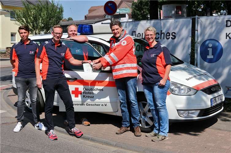 Geschers DRK-Ortsvereinsvorsitzender Lutz Horstick (2. v. li.) überreicht zusammen mit Geschers Rotkreuzleitung Andrea Holz (re.) und Mark Wierczeyko (Mitte) sowie DRK-Einsatzkraft Malte Groß Ahlert (li.) die Fahrzeugpapiere und die Schlüssel des gebrauchten siebensitzigen Ford Galaxy an Michael Alberti, stellvertretender Kreisgeschäftsführer des flutbetroffenen DRK-Kreisverbandes Ahrweiler e.V..  Foto: Thorsten Trütgen