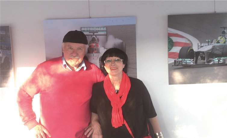 Geschi und Klaus Ridder vor Bildern der Ausstellung. Privat