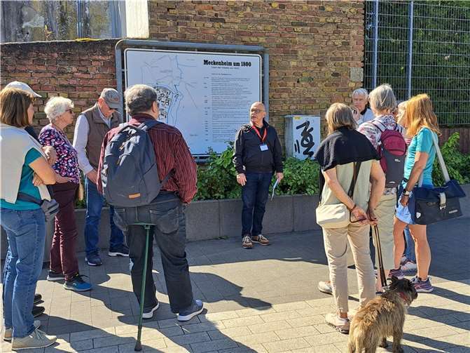 Geschichte und Geschichten, anschaulich erzählt: Dieter Ohm vom Meckenheimer Museumsverein führte durch die Altstadt.  Foto: privat