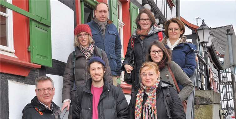 Geschichtslehrerinnen und -lehrer zu Besuch im Stadtarchiv: Von oben und von links: Jan Gerdemann, Verena Weber, Gudrun Lamotke, Sabine Heither, Maike Vaas, Grischa Dick und Katrin Roersch. Vorne links: Stadtarchivar Dietmar Pertz.Foto: privat