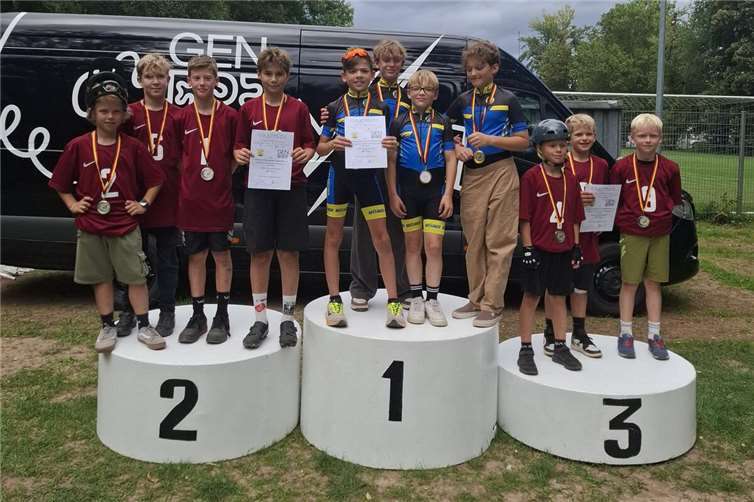 Geschick, Tempo und Teamgeist: Schulradler messen sich am Oberwerth. Fotos: Radsportverband RLP