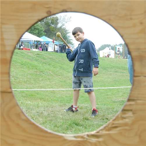 Geschick gefragt: Mit dem Speer auf Wildschweinjagd. Erfolg hatte, wer das kreisrunde Loch traf.Fotos: KER