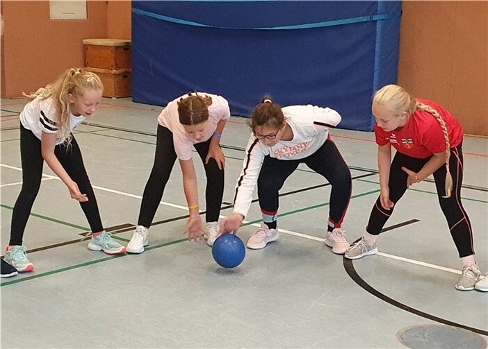 Geschick und Schnelligkeit waren beim Elefantenfußball gefragt.