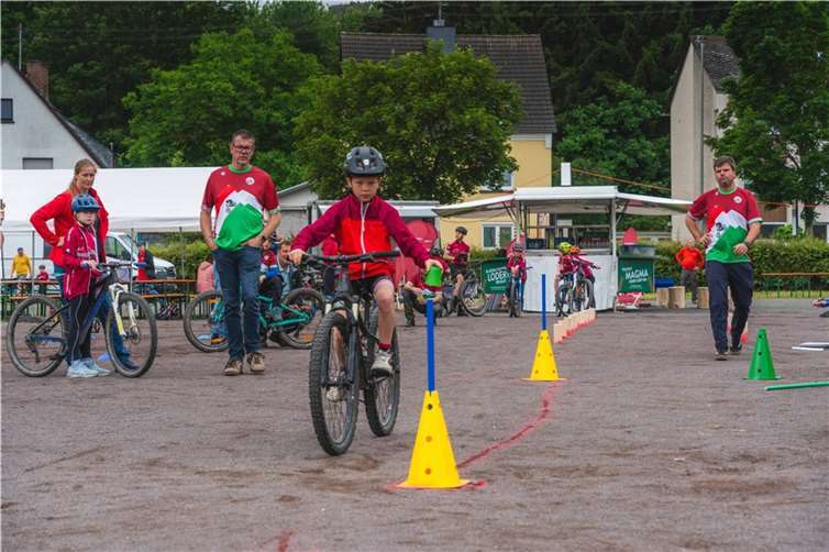 Geschicklichkeit und Radbeherrschung sind bei den Kids-Klassen auf dem Viehmarktplatz gefragt.  Foto: Martin Schäfer
