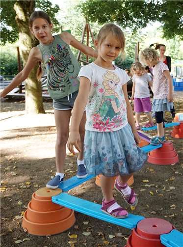 Geschicklichkeit war bei dieser der vielen Mitmachstationen beim Kinderfest 2019 gefragt.