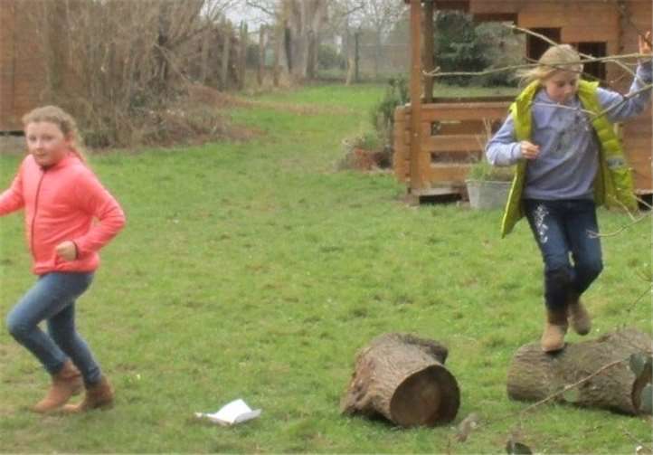 Geschicklichkeit war beim Balancieren über Holzstämme erforderlich.privat