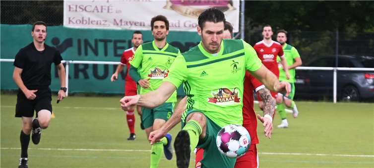 Geschickt deckt Pascal Zimmer den Ball vor FSV-Stürmer Patrik Kasel ab. Der Innenverteidiger zeigte eine starke Partie und traf per Kopf zur 1:0-Führung für die SG Eintracht Mendig/Bell. Foto: SK