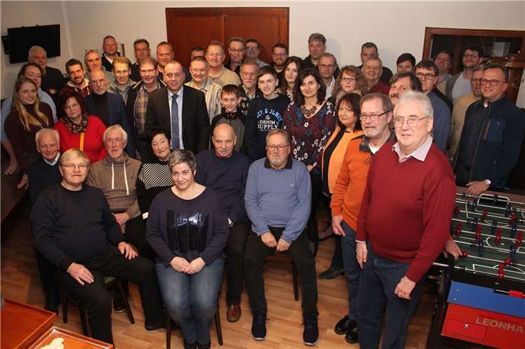 Geschlossenheit demonstrierte die FWG Brohltal bei der Wahl ihres Bürgermeisterkandidaten.  Fotos: WER