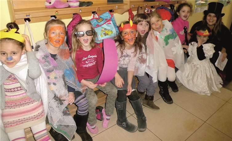 Geschminkt und kostümiert warten die Kinder auf ihre Einmarschmusik.privat