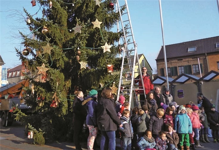 Geschmückt steht er nun in der Mitte des Ortes und erfreut Groß und Klein - der schöne, große Weihnachtsbaum. AB