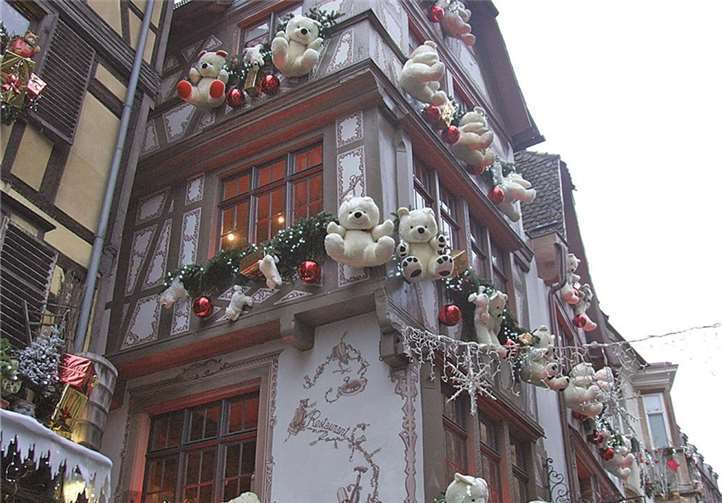 Geschmücktes Haus in der Altstadt.