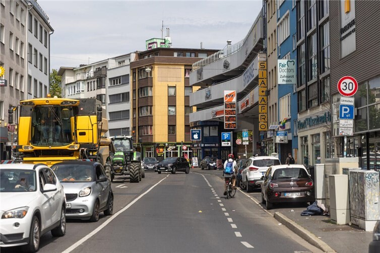 Geschoben wird der Umbau der Kölnstraße zwischen Bertha-von-Suttner-Platz und Stiftsplatz.