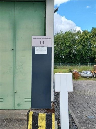 Geschwister-Scholl-Straße 11 lautet die neuen Anschrift des Stadtarchivs. Der Eingang befindet sich rechts hinter dem Gebäude.