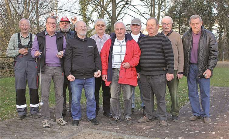 Gesellig geht's beim Boul-Spiel der Altersmannschaft der Freiwilligen Feuerwehr Kripp zu. privat