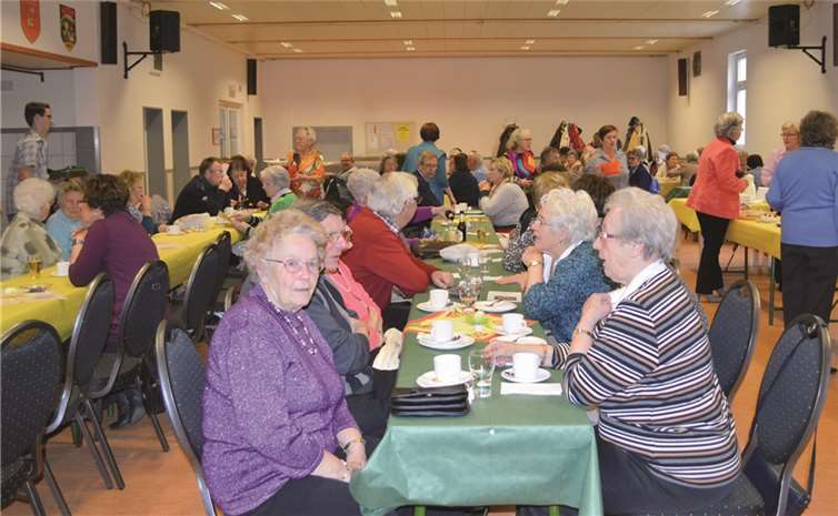 Gesellig ging's zu beim Frühlingsbasar in der Unkelbacher Mehrzweckhalle. AB