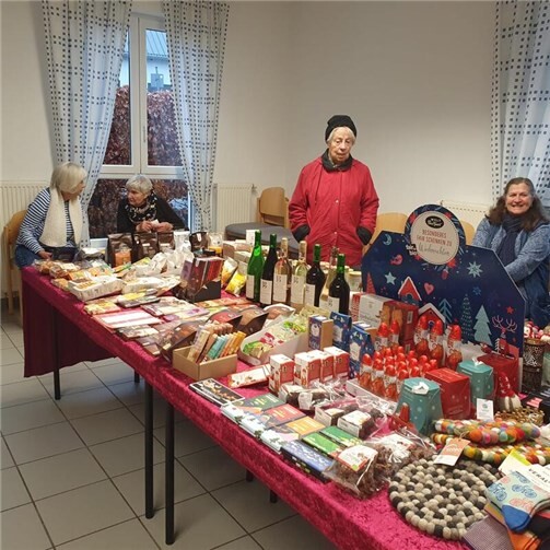 Gesellig, informativ und überaus interessiert über die Angebote der Fairtrade -Produkte. Der Weltladen Remagen zu Besuch in Oedingen bei Projekt „Leben- und Älterwerden in…“  Foto: Olaf Wulf