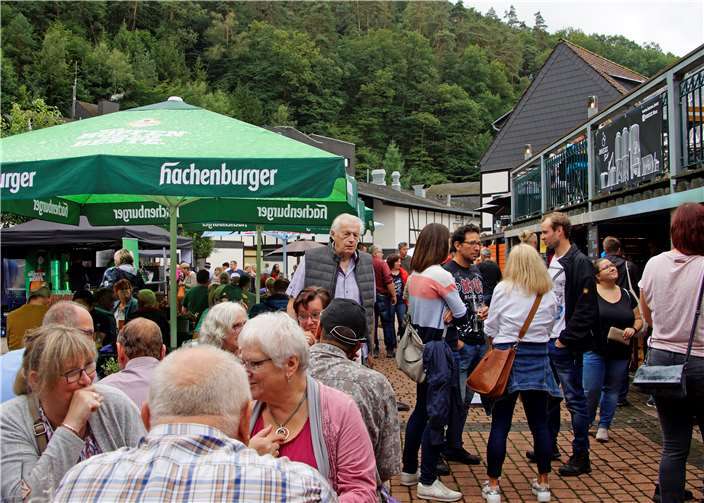 Gesellig saß man auch sonntags noch gern bei einem Bierchen zusammen.Fotos: MIH