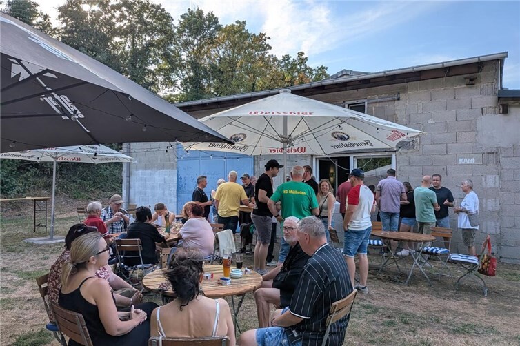 Gesellig wurde zusammen ein schönes Grillfest gefeiert.
