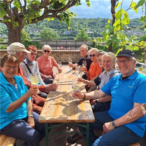 Gesellige Stärkung mit Wein und Bratwurst. Foto: Eifelverein Remagen / Helmut Krämer