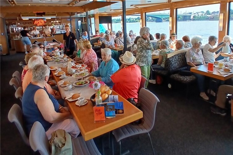Gesellige Zeit bei leckerem Frühstück auf dem Schiff