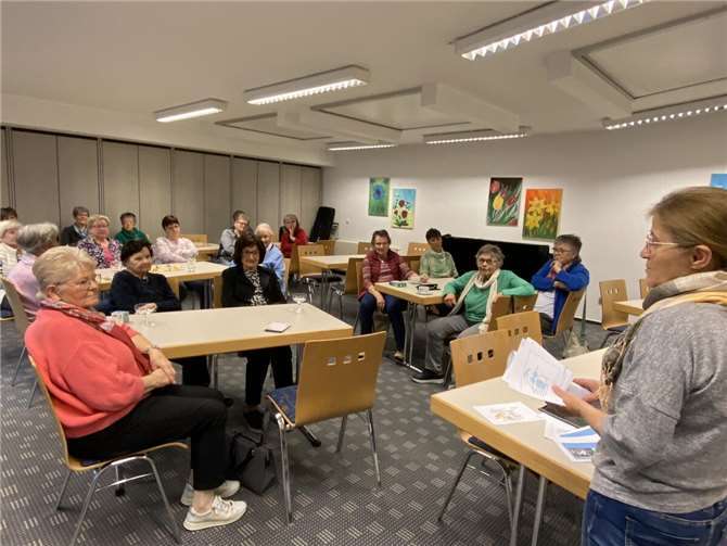 Geselliges Beisammensein: Kaffee, Kuchen, Informationen und Gesellschaftsspiele bei der kfd Linz.Foto: privat