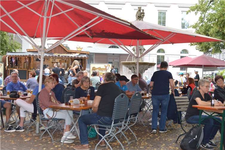 Geselliges Beisammensein auf dem Marktplatz.  Fotos: AB