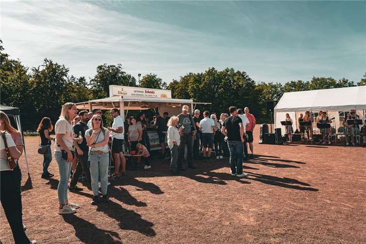 Geselliges Beisammensein auf dem Sportplatz Boos.