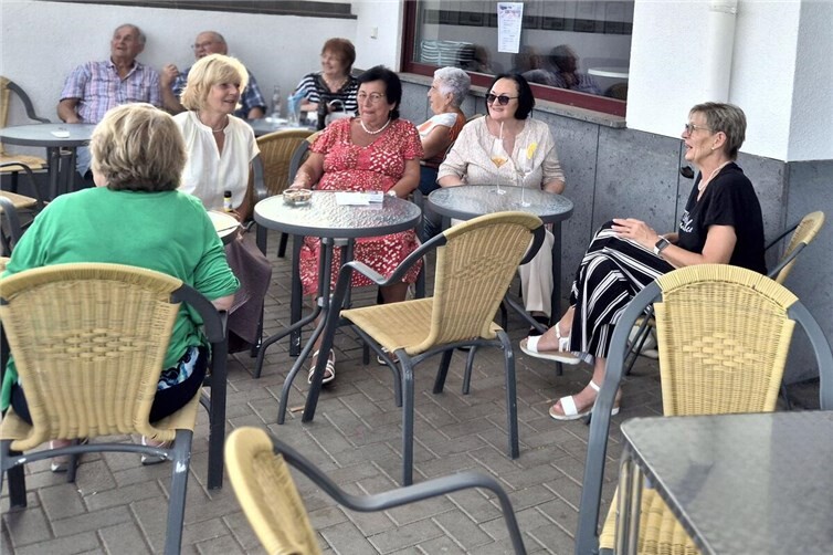 Geselliges Beisammensein auf dem Sportplatzgelände
