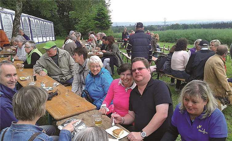 Geselliges Beisammensein bei gutem Essen und Trinken im Freundeskreis.