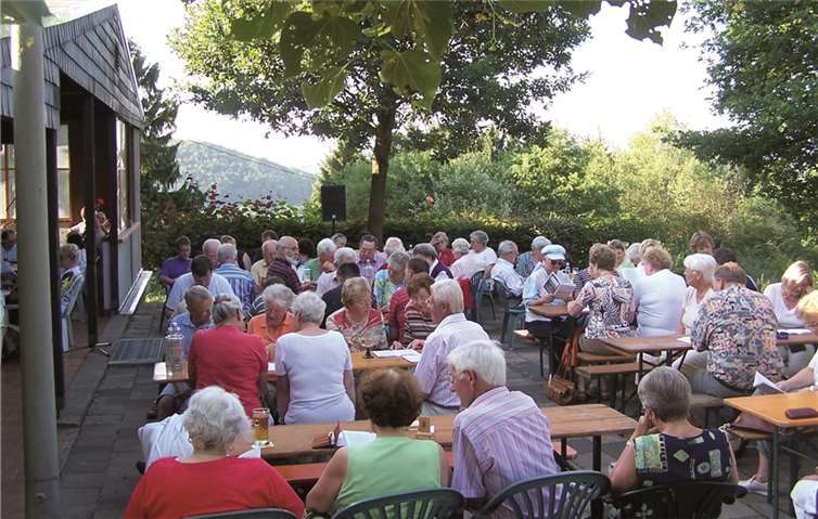 Geselliges Beisammensein beim offenen Singen vor der Cäcilia-Hütte am Feltenturm auf dem Sinziger Mühlenberg.  Privat