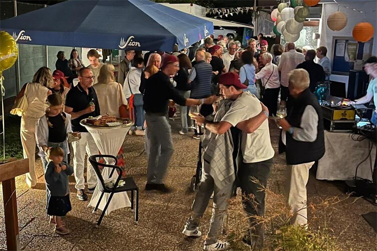 Geselliges Beisammensein bis in den Abend