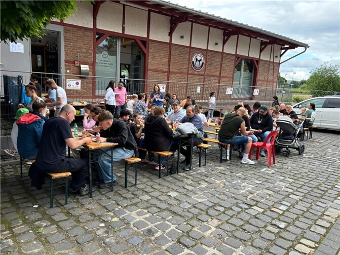 Geselliges Beisammensein draußen vor dem Gebäude des Alpha-Gyms.  Foto: privat