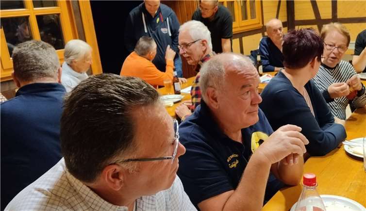 Geselliges Beisammensein nach der Jahreshauptversammlung. Foto: Jürgen Häfner