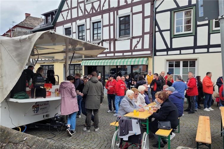 Geselliges Miteinander im historischen Ortskern: Zahlreiche Besucherinnen und Besucher verfolgten das Treiben rund um die Kegelbahn.