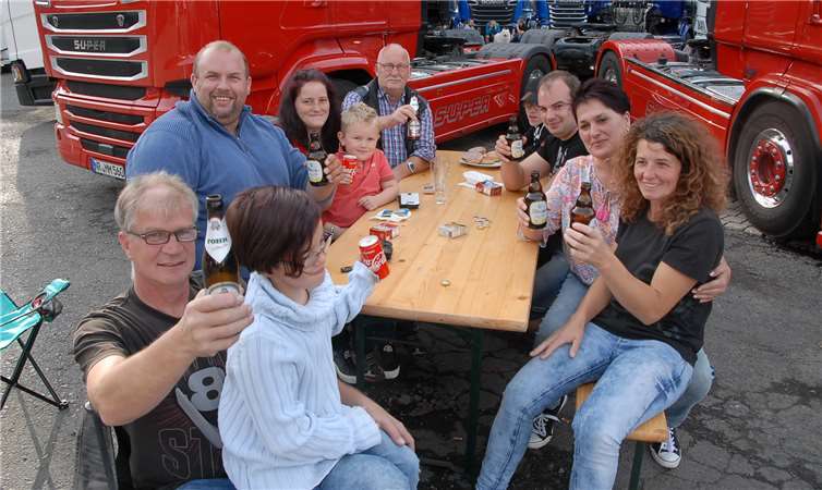 Geselligkeit statt Einsamkeit hinterm Lenkrad: Die Spediteure, ihre Fahrer und Familienangehörigen hatten endlich mal Zeit, gemeinsam ein paar Stunden zu verbringen.